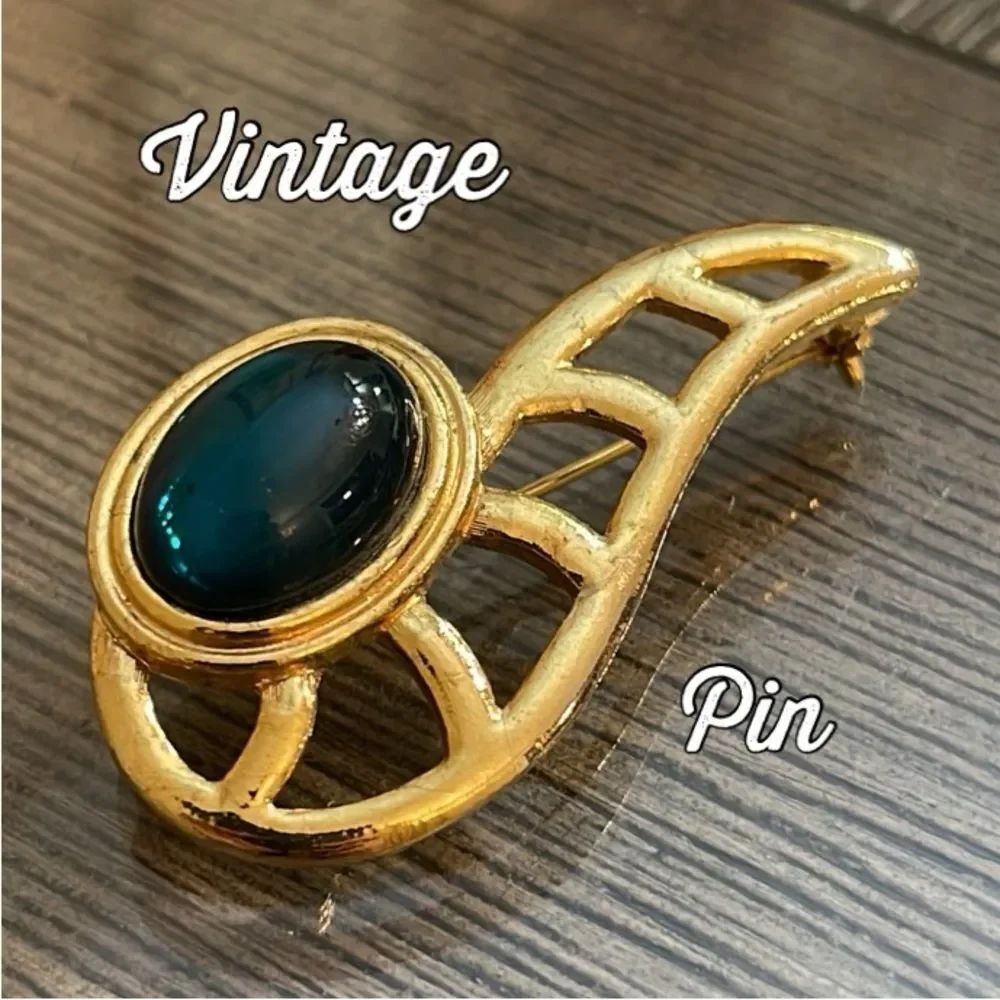 Vintage Abstract Paisley Swoop Gold-tone Pin with Emerald Green Cabochon Gem